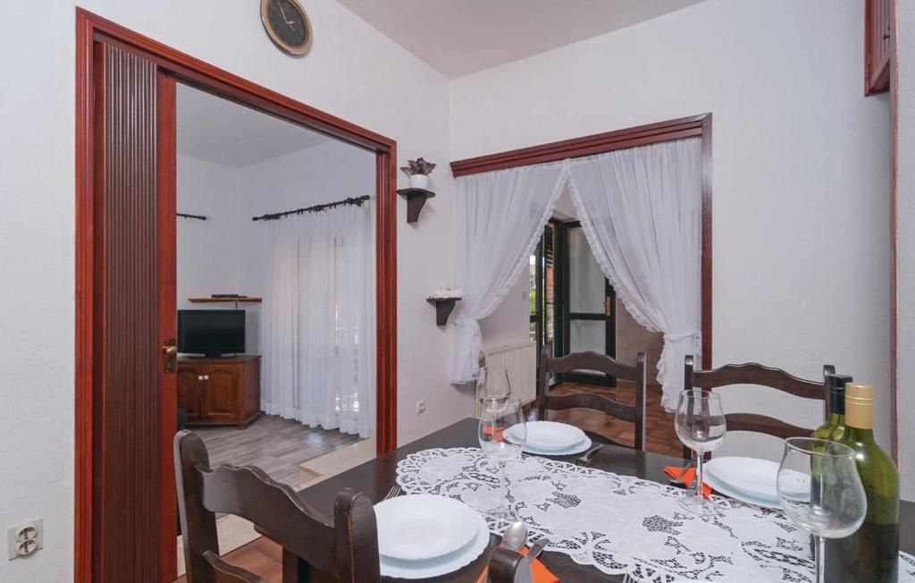Sanja, Apartment